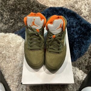Jordan Men's Olive and Bright Orange Sneakers